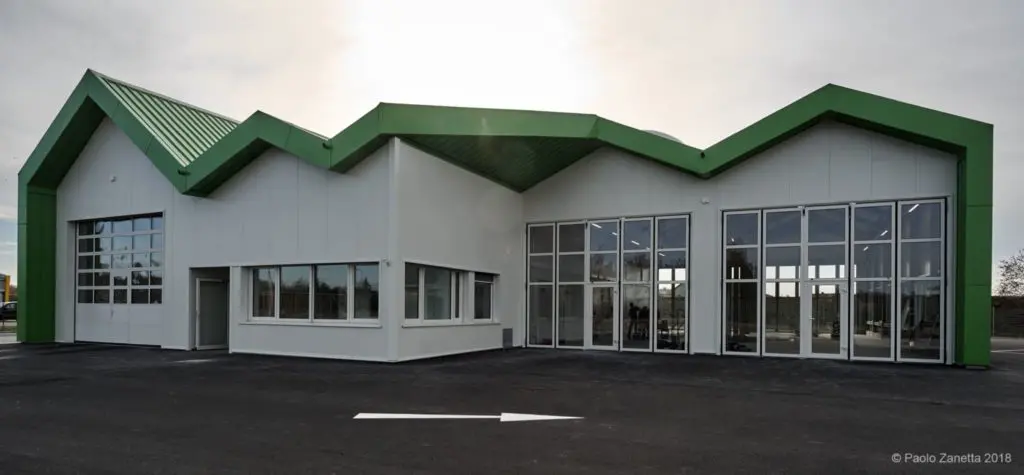 Werkstätte mit Büroräumen und Busparkplatz